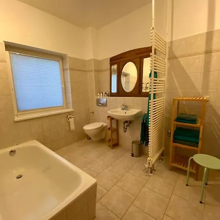 E Am Theater Mit Terrasse Und Stellplatz Stralsund